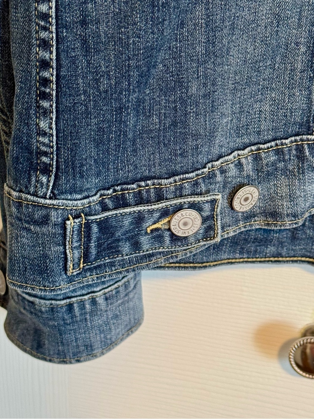 Levi's Denim Trucker Jacket - Size Medium - Picture 5 of 9